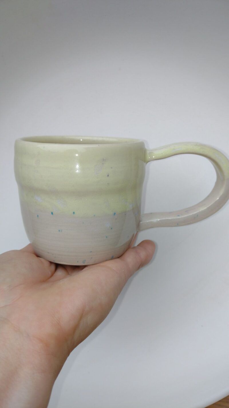 unika handmade, håndmalet keramik kop i stentøjs ler fra Kattholt art, Kattholt