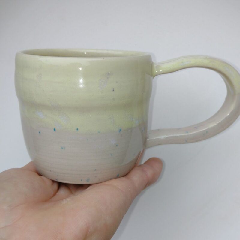 unika handmade, håndmalet keramik kop i stentøjs ler fra Kattholt art, Kattholt